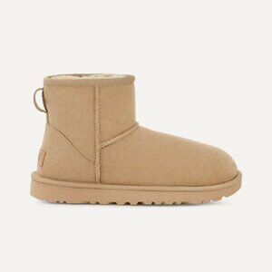 brand new never worn UGG Women's Classic Mini II Boot